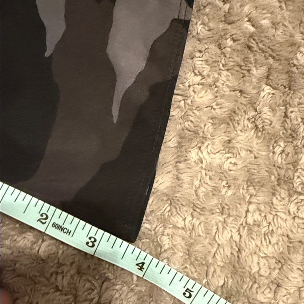 🏃‍♀️ Athleta Black Camo mid-rise Racer Run Shorts | Size Small 🖤 - Picture 8 of 8